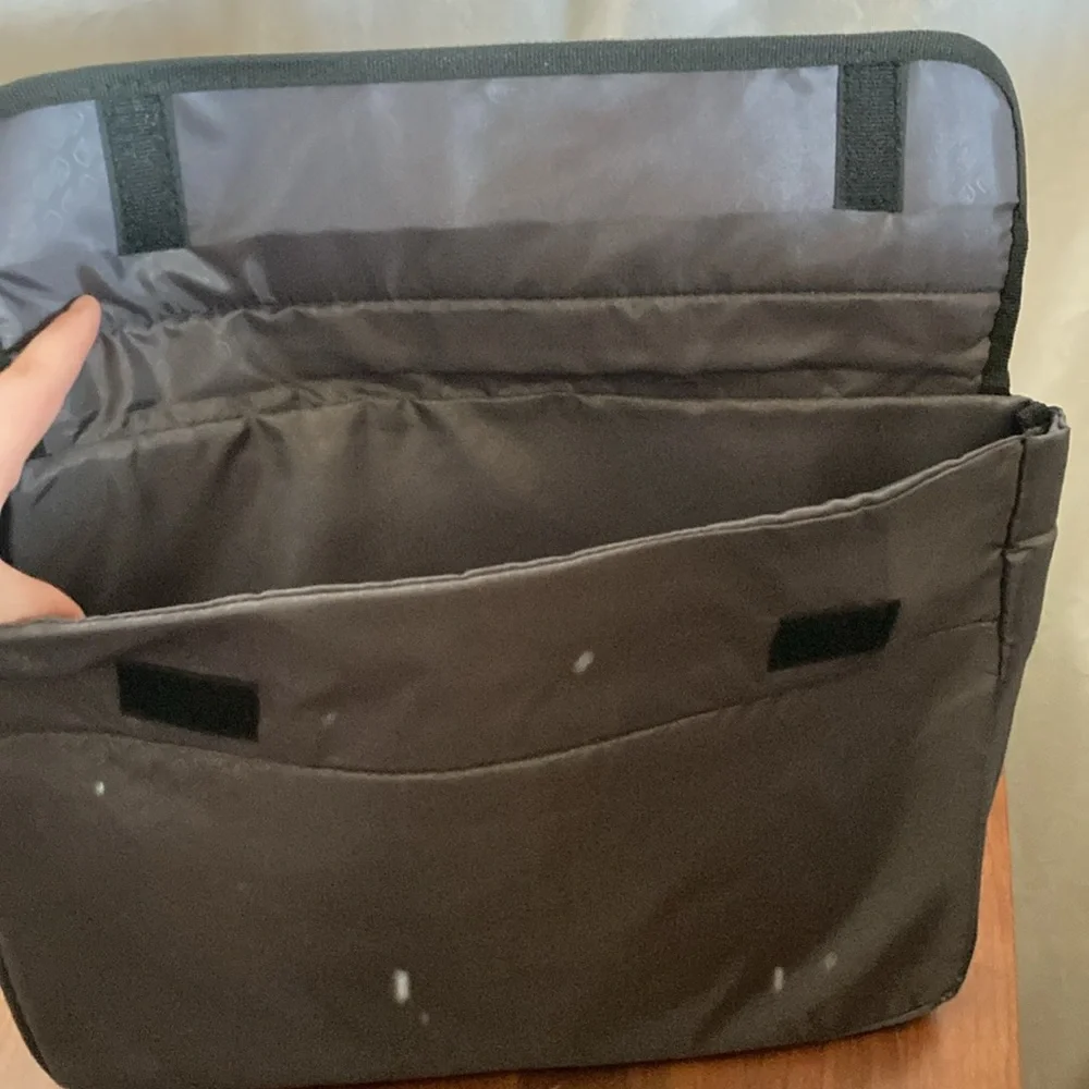Solo black classic messenger bag